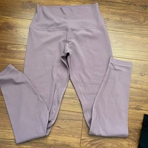 Light purple lulu aligns